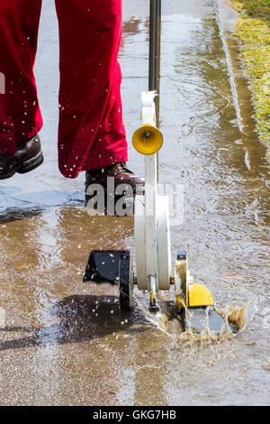 Southport, Merseyside. Meteo REGNO UNITO: 20 agosto 2016.Meteo: acquazzoni torrenziali e alte velocità del vento soffiava la folla in Southport Flower Show. Unseasonal wet weather si è assestato oltre la stazione balneare con perfetto tempismo per coincidere con la città il più grande evento annuale. La hardy giardinieri non sarebbe messo fuori dalla pioggia e soldiered indipendentemente. Credito: Cernan Elias/Alamy Live News Foto Stock