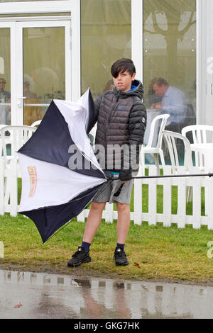 Southport, Merseyside. Meteo REGNO UNITO: 20 agosto 2016.Meteo: acquazzoni torrenziali e alte velocità del vento soffiava la folla in Southport Flower Show. Unseasonal wet weather si è assestato oltre la stazione balneare con perfetto tempismo per coincidere con la città il più grande evento annuale. La hardy giardinieri non sarebbe messo fuori dalla pioggia e soldiered indipendentemente. Credito: Cernan Elias/Alamy Live News Foto Stock