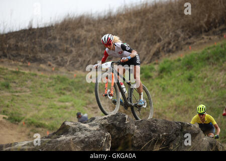 Deodoro, Rio de Janeiro, Brasile. 20 agosto 2016. Jolanda Neff della Svizzera in azione in Mountain Bike Center durante le donne del cross-country la concorrenza del ciclismo in mountain bike durante l'evento Rio 2016 Giochi Olimpici di Deodoro, Rio de Janeiro, Brasile, 20 agosto 2016. Foto: Michael Kappeler/dpa/Alamy Live News Foto Stock