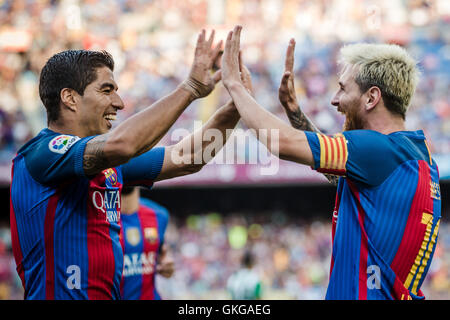 Barcellona, in Catalogna, Spagna. 20 agosto 2016. FC Barcellona messi in avanti celebra un obiettivo con theammates durante il BBVA league match contro il Real Betis allo stadio Camp Nou a Barcellona Credito: Matthias Oesterle/ZUMA filo/Alamy Live News Foto Stock