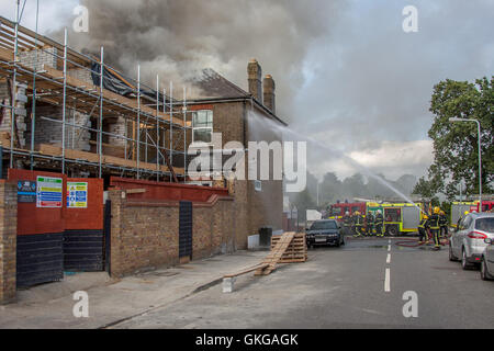 Ilford, Londra, Regno Unito. 20 Agosto, 2016. sei motori Fire e una piattaforma di altezza e circa trenta pompieri affrontato un tripudio di un hotel è in fase di ristrutturazione su Cranbrook Road a Ilford, il fuoco ha portato in strada nelle vicinanze essendo chiusa al traffico. Il fuoco sembra aver distrutto gran parte del tetto. Vi sono il pensiero di essere senza lesioni come risultato del tardo pomeriggio blaze. Un'indagine sulle cause del fuoco sarà effettuata da Londra vigili del fuoco Credito: Hot Shots/Alamy Live News Foto Stock