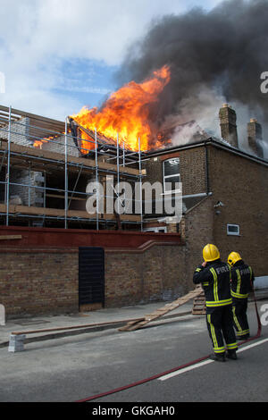 Ilford, Londra, Regno Unito. 20 Agosto, 2016. sei motori Fire e una piattaforma di altezza e circa trenta pompieri affrontato un tripudio di un hotel è in fase di ristrutturazione su Cranbrook Road a Ilford, il fuoco ha portato in strada nelle vicinanze essendo chiusa al traffico. Il fuoco sembra aver distrutto gran parte del tetto. Vi sono il pensiero di essere senza lesioni come risultato del tardo pomeriggio blaze. Un'indagine sulle cause del fuoco sarà effettuata da Londra vigili del fuoco Credito: Hot Shots/Alamy Live News Foto Stock