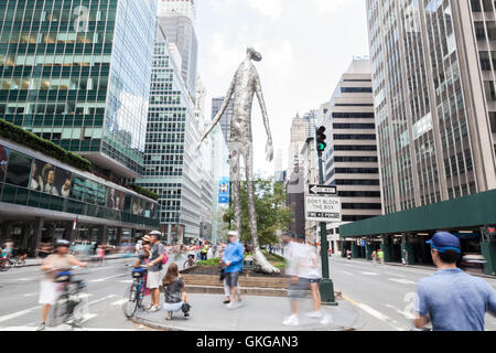 New York, Stati Uniti d'America. 20 Agosto, 2016. Le persone che eseguono e ciclismo su Park Avenue chiusa al traffico Credito: Paolo Fontana/Alamy Live News Foto Stock