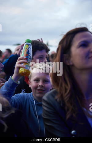 Sport Festival Beat, Gloucester, Gloucestershire, 20 agosto 2016. Folla godersi Band EMF. Credito: Daniel Fisher/Alamy Live News Foto Stock