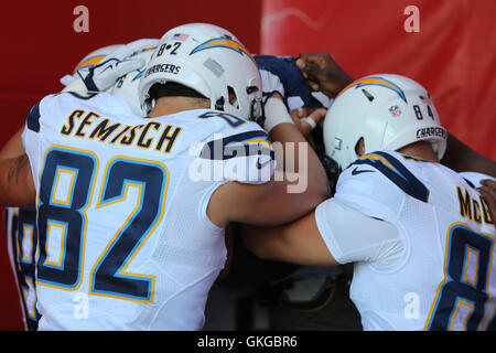 San Diego, CA, Stati Uniti d'America. 19 Ago, 2016. 9 agosto 2016: caricabatterie i giocatori si incontrano per la preghiera prima che il gioco tra l'Arizona Cardinals e San Diego Chargers, Qualcomm Stadium, San Diego, CA. Fotografo: Pietro Joneleit/ ZUMA filo il credito di servizio: Peter Joneleit/ZUMA filo/Alamy Live News Foto Stock