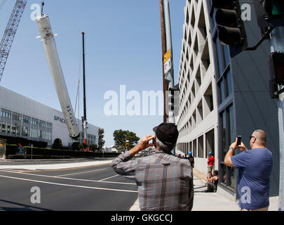 Hawthorne CA. 20 agosto 2016. Prima SpaceX Falcon 9 a razzo che lancio e tornare a casa su un drone nave dopo il lancio in dic-2015 ha messo fino a un trofeo di fronte alla SpaceX QH sabato . Il razzo è 156 piedi di altezza in corrispondenza di 50.000 sterline ed è stato sollevato con 2 gru e messo di fronte è la costruzione presso Crenshaw Blvd. e jack Northrop Ave. (Gene Blevins/LA DailyNews/ZumaPress Credit: Gene Blevins/ZUMA filo/Alamy Live News Foto Stock