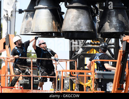 Hawthorne CA. 20 agosto 2016. Prima SpaceX Falcon 9 a razzo che lancio e tornare a casa su un drone nave dopo il lancio in dic-2015 ha messo fino a un trofeo di fronte alla SpaceX QH sabato . Il razzo è 156 piedi di altezza in corrispondenza di 50.000 sterline ed è stato sollevato con 2 gru e messo di fronte è la costruzione presso Crenshaw Blvd. e jack Northrop Ave. (Gene Blevins/LA DailyNews/ZumaPress Credit: Gene Blevins/ZUMA filo/Alamy Live News Foto Stock