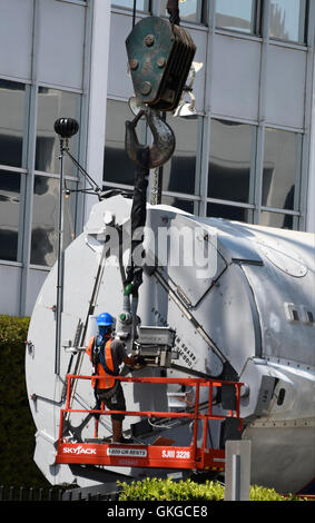 Hawthorne CA. 20 agosto 2016. Prima SpaceX Falcon 9 a razzo che lancio e tornare a casa su un drone nave dopo il lancio in dic-2015 ha messo fino a un trofeo di fronte alla SpaceX QH sabato . Il razzo è 156 piedi di altezza in corrispondenza di 50.000 sterline ed è stato sollevato con 2 gru e messo di fronte è la costruzione presso Crenshaw Blvd. e jack Northrop Ave. (Gene Blevins/LA DailyNews/ZumaPress Credit: Gene Blevins/ZUMA filo/Alamy Live News Foto Stock