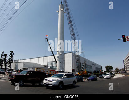 Hawthorne CA. 20 agosto 2016. Prima SpaceX Falcon 9 a razzo che lancio e tornare a casa su un drone nave dopo il lancio in dic-2015 ha messo fino a un trofeo di fronte alla SpaceX QH sabato . Il razzo è 156 piedi di altezza in corrispondenza di 50.000 sterline ed è stato sollevato con 2 gru e messo di fronte è la costruzione presso Crenshaw Blvd. e jack Northrop Ave. (Gene Blevins/LA DailyNews/ZumaPress Credit: Gene Blevins/ZUMA filo/Alamy Live News Foto Stock