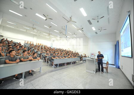 (160821) -- DEYANG, Agosto 21, 2016 (Xinhua) -- partecipanti prendere una classe a Guanghan Campus della China Aviation volo Università della Cina in Deyang, a sud-ovest della Cina di provincia di Sichuan, 19 Agosto, 2016. Aviation security officer, noto anche come la sicurezza del volo Officer è responsabile per la protezione della sicurezza delle persone a bordo e il piano su di un aeromobile civile. Per diventare un aviation security officer non è una cosa facile. Dopo un addestramento preliminare per due mesi e mezzo, i richiedenti devono avere almeno 100 ore di formazione sui piani di reale. Nonostante di rigidi test, molti giovani cinesi che scelgono questo lavoro come t Foto Stock