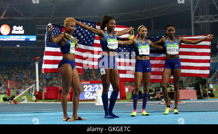 Rio De Janeiro, Brasile. 20 agosto 2016. (L-R) Natasha Hastings, Phyllis Francesco, Allyson Felix e Courtney Okolo degli Stati Uniti d'America celebrare dopo la donna 4x400m relè di finale Athletcis al 2016 Rio in occasione dei Giochi Olimpici di Rio de Janeiro, Brasile, sul 20 agosto, 2016. Il team americano ha vinto la medaglia d'oro. Credito: Li Ming/Xinhua/Alamy Live News Foto Stock