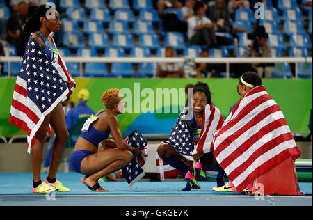 Rio De Janeiro, Brasile. 20 agosto 2016. (L-R) Courtney Okolo, Natasha Hastings, Phyllis Francesco e Allyson Felix degli Stati Uniti d'America reagire dopo la donna 4x400m relè di finale Athletcis al 2016 Rio in occasione dei Giochi Olimpici di Rio de Janeiro, Brasile, sul 20 agosto, 2016. Il team americano ha vinto la medaglia d'oro. Credito: Wang Lili/Xinhua/Alamy Live News Foto Stock