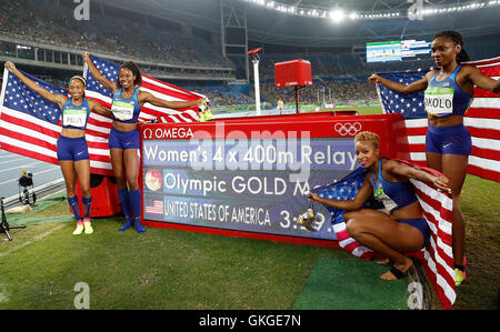 Rio De Janeiro, Brasile. 20 agosto 2016. (L-R) Allyson Felix, Phyllis Francesco, Natasha Hastings e Courtney Okolo degli Stati Uniti d'America costituiscono per le foto accanto a un socreboard dopo la donna 4x400m relè di finale Athletcis al 2016 Rio in occasione dei Giochi Olimpici di Rio de Janeiro, Brasile, sul 20 agosto, 2016. Il team americano ha vinto la medaglia d'oro. Credito: Wang Lili/Xinhua/Alamy Live News Foto Stock