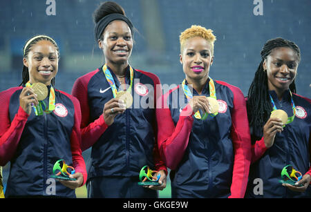 Rio de Janeiro, Brasile. 20 agosto 2016. Gold medallist Courtney Okolo, Allyson Felix, Phyllis Francesco, e Natasha Hastings del USA posano per una foto durante la cerimonia di premiazione per donne 4x400m relè finale di atletica leggera, la via e il campo eventi durante il Rio 2016 Giochi Olimpici nello Stadio Olimpico di Rio de Janeiro, Brasile, 20 agosto 2016. Foto: Michael Kappeler/dpa/Alamy Live News Foto Stock