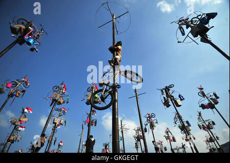 (160821) -- PECHINO, Agosto 21, 2016 (Xinhua) -- uomini indonesiano salita pali ingrassati durante le celebrazioni del 71esimo anniversario del giorno dell'Indipendenza Indonesiana di Jakarta, Indonesia, su agosto 17, 2016. (Xinhua/Zulkarnain) Foto Stock