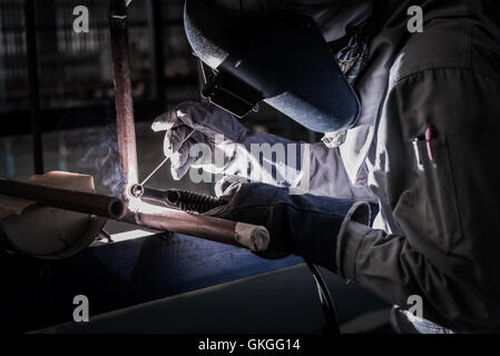 Saldatura tubazione in acciaio con Mig-Mag metodo di lavoro industriale. Saldatura ad arco di metallo in gas Foto Stock