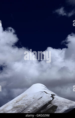 Golmud, Qinghai, Cina. 21 Ago, 2016. La coperta di neve Yuzhu picco della parte orientale dei monti Kunlun nel nord-ovest della Cina di Provincia di Qinghai. Il 6,178-metro-alto picco Yuzhu è il più alto dei monti Kunlun nella vicina Qinghai, e che è considerato come il luogo migliore per arrampicata principianti come il suo percorso richiede meno tecnica. Credito: Zhang Hongxiang/Xinhua/Alamy Live News Foto Stock