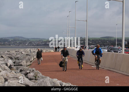 Morecambe Promenade, Lancashire, Regno Unito. 21 Ago, 2016. Durante un breve periodo di sole nel Blustery meteo. Ciclista cavalcare lungo la passeggiata nella parte anteriore della parte del rinnovato le difese del mare. I contraenti VBA finanziato da Lancaster City Council, l'Agenzia per l'ambiente, sono il ringiovanimento 4 miglia di mare difese lungo il fronte mare, fase 1 da Lord Street a Felice Mount Park sarà completato entro la fine di quest'anno. Credito: David Billinge/Alamy Live News Foto Stock