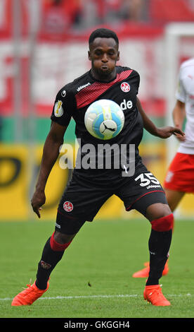 Halle, Germania. 20 agosto 2016. Kaiserslautern's Osayamen Osawe reagisce durante la DFB calcio tedesco cup match tra Hallescher FC ed FC Kaiserslautern in Halle/Saale Germania, 20 agosto 2016. Credito: dpa picture alliance/Alamy Live News Foto Stock