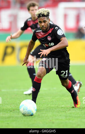 Halle, Germania. 20 agosto 2016. Kaiserslautern è Phillipp Mwene in azione durante la DFB calcio tedesco cup match tra Hallescher FC ed FC Kaiserslautern in Halle/Saale Germania, 20 agosto 2016. Credito: dpa picture alliance/Alamy Live News Foto Stock