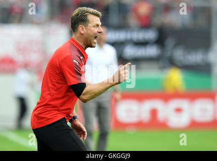 Halle, Germania. 20 agosto 2016. Halle's head coach Rico Schmitt reagisce durante la DFB calcio tedesco cup match tra Hallescher FC ed FC Kaiserslautern in Halle/Saale Germania, 20 agosto 2016. Credito: dpa picture alliance/Alamy Live News Foto Stock