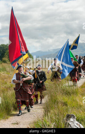 Giacobita di marzo a ponte alto celebrando la zona dove le prime pallottole furono trovate durante il 1745 ribellione Highlands della Scozia Foto Stock