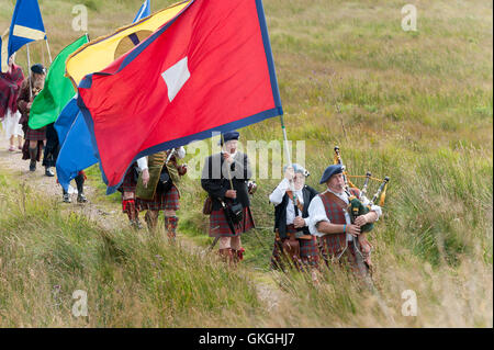 Giacobita di marzo a ponte alto celebrando la zona dove le prime pallottole furono trovate durante il 1745 ribellione Highlands della Scozia Foto Stock