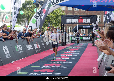 Copenhagen, Danimarca. 21 Ago, 2016 La quarta Alberto Casadei e la quinta Igor Amorelli in uomini appena prima di attraversare la linea del traguardo in KMD Ironman Copenhagen 2016 Credit: Oliver Förstner/Alamy Live News Foto Stock