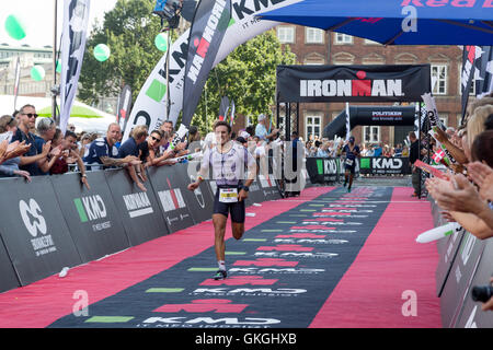 Copenhagen, Danimarca. 21 Ago, 2016 La quarta Alberto Casadei e la quinta Igor Amorelli in uomini appena prima di attraversare la linea del traguardo in KMD Ironman Copenhagen 2016 Credit: Oliver Förstner/Alamy Live News Foto Stock