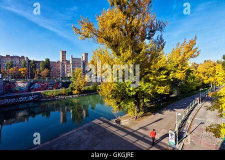 Vista dal Canale del Danubio presso la storica Rossauer caserme in una soleggiata giornata autunnale. Foto Stock