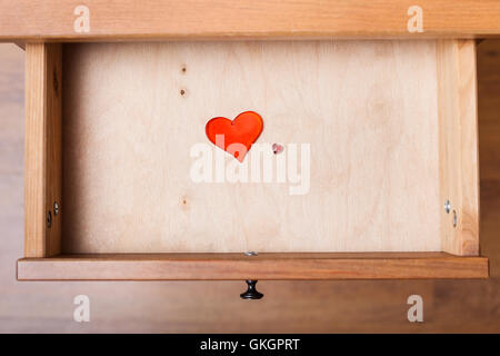 Vista superiore della piccola e cuori rossi grandi in aprire il cassetto del comodino Foto Stock