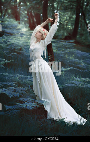 Fairytale woman dancing in foresta magica. Il concetto di fantasia Foto Stock