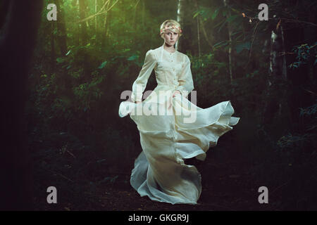 Foliatile woman dancing in fairy forest. Fantasia e surreale Foto Stock