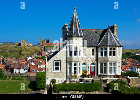 House si affaccia sul porto, Whitby, North Yorkshire, Inghilterra, Regno Unito Foto Stock