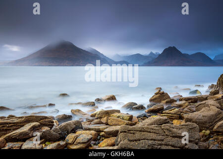 Colline Cuillins sul Loch Scavaig visto dalla spiaggia di Elgol, Isola di Skye, Hybrides interna, Highland, Scozia. Foto Stock