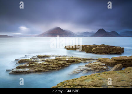 Colline Cuillins sul Loch Scavaig visto dalla spiaggia di Elgol, Isola di Skye, Hybrides interna, Highland, Scozia. Foto Stock