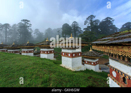 Memorial Chortens o Stupa, all'Dochula Pass in Bhutan Foto Stock