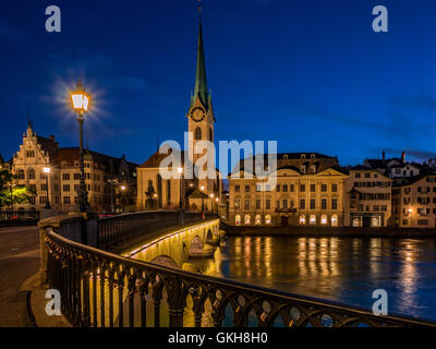 Frauenmunster Abbey e Stadthaus di Zurigo di notte, Svizzera, Europa Foto Stock
