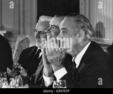 House Speaker John McCormack, Presidente Richard M. Nixon ed ex presidente Lyndon B. Johnson (l-r) in corrispondenza di una casa bianca pranzo celebrando McCormack il pensionamento dopo 42 anni nel Congresso, otto come relatore del Parlamento. Foto Stock