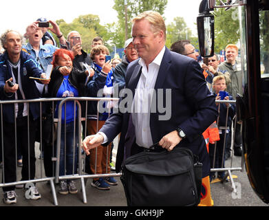 Everton il manager di Ronald Koeman arriva a terra prima della Barclays Premiership gioco tra il West Bromwich Albion e Everton durante il match di Premier League al Hawthornes, West Bromwich. Foto Stock