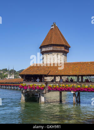 Il Ponte della Cappella e la Torre di Lucerna, Svizzera, Europa Foto Stock