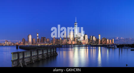 Stati Uniti d'America, New York New York City, inferiore dello Skyline di Manhattan da Newport Beach Foto Stock