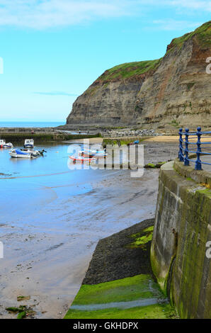 Guardando il mare dal mare di villaggio di pescatori di Staithes nel North Yorkshire England Regno Unito Foto Stock