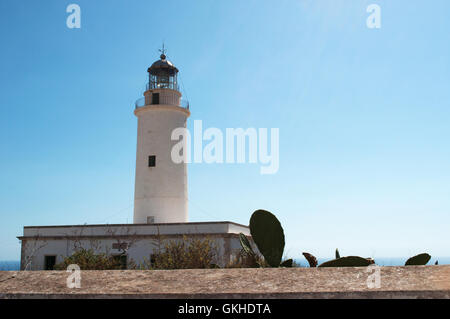 Fomentera, isole Baleari: vista del Faro di La Mola, sulla cima di una scogliera spettacolare, è stato aperto nel Novembre 30, 1861 Foto Stock