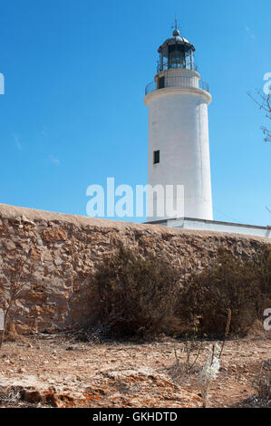 Fomentera, isole Baleari: vista del Faro di La Mola, sulla cima di una scogliera spettacolare, è stato aperto nel Novembre 30, 1861 Foto Stock