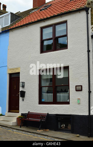 Capitano cuochi casa nel tradizionale villaggio di pescatori di Staithes North Yorkshire England Regno Unito Foto Stock