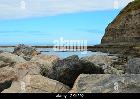 Guardando il mare dal mare di villaggio di pescatori di Staithes nel North Yorkshire England Regno Unito Foto Stock