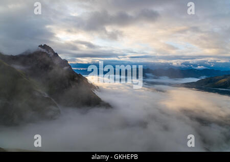 Bellissima alba con le nuvole e la nebbia in montagna, Lechtal Alpi a Ansbach capanna, Austria Foto Stock