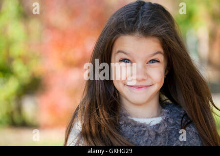 Close up ritratto di un bellissimo nove anni di bambina in autunno park Foto Stock