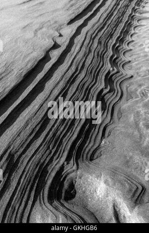 Increspature nella sabbia (bianco e nero) - Disegni realizzati sulla spiaggia di Northam dalla marea in uscita. Foto Stock